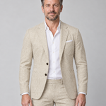 Vooraanzicht van een beige herenpak met colbert en pantalon, gedragen met een wit overhemd.