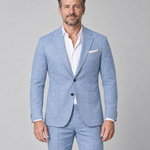 Vooruitsnede van een lichtblauw herenpak met colbert en broek, gedragen met wit overhemd en pochet.