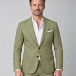 Vooraanzicht van een olijfgroen herenpak met tweeknoops colbert en bijpassende broek, gedragen met een wit overhemd.