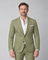 Vooraanzicht van een olijfgroen herenpak met tweeknoops colbert en bijpassende broek, gedragen met een wit overhemd.
