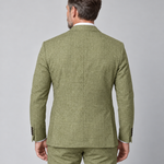 Achteraanzicht van een man in een licht olijfgroen gemêleerd pak met colbert en pantalon